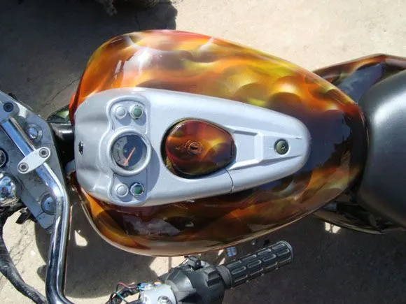 Moto aerografiada con flamas rojas y calaveras | Bescdesign ... Moto aerografiada con flamas rojas y calaveras | Bescdesign ...