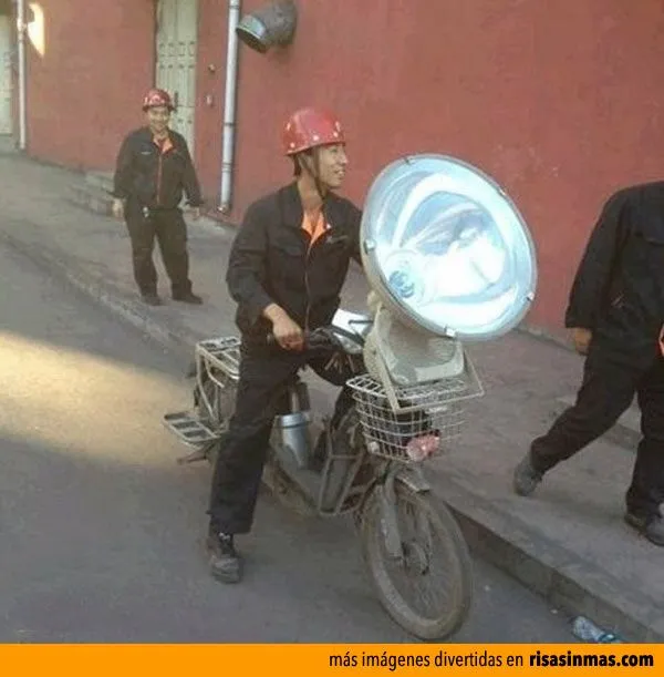 Motocicleta-con-faro-tamano- ...
