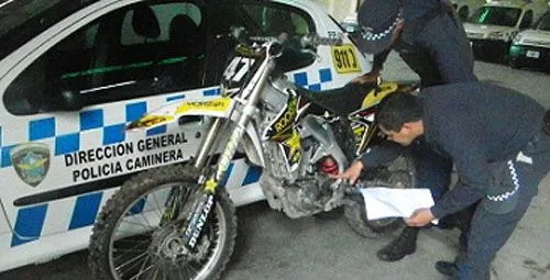 En una motocross evadió el control policial pero fue atrapado ... En una motocross evadió el control policial pero fue atrapado ...