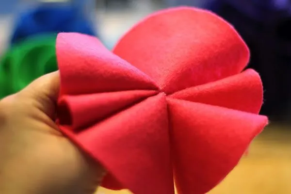Móvil con esferas de fieltro - Guía de MANUALIDADES Móvil con esferas de fieltro - Guía de MANUALIDADES