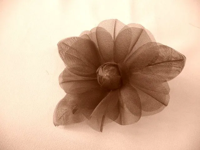MPARR000198 FLORES, LAZOS Y TOCADOS DE TELA HECHOS A MANO. FLOR ...