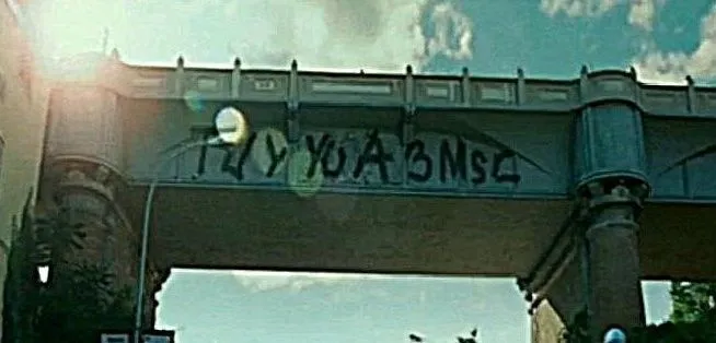 Tú y yo a 3 MSC” en el puente de Vallcarca, BCN. [Tres metros ... Tú y yo a 3 MSC” en el puente de Vallcarca, BCN. [Tres metros ...