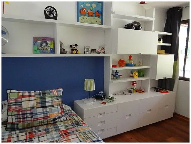 Mueble repisa sobre cama, con puertas con brazos de gas. Fondo de ...