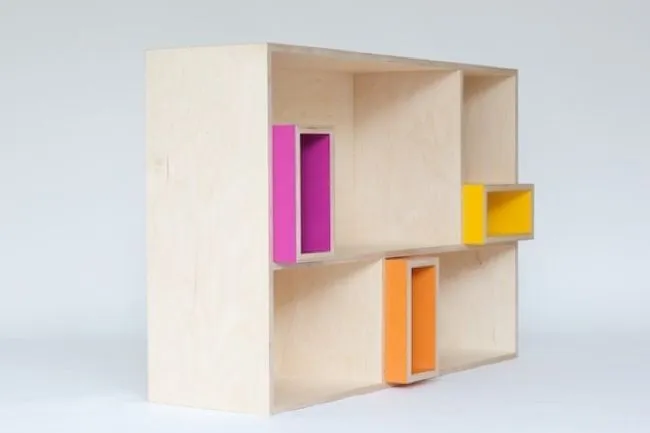 Muebles clásicos en madera natural y colores alegres para niños