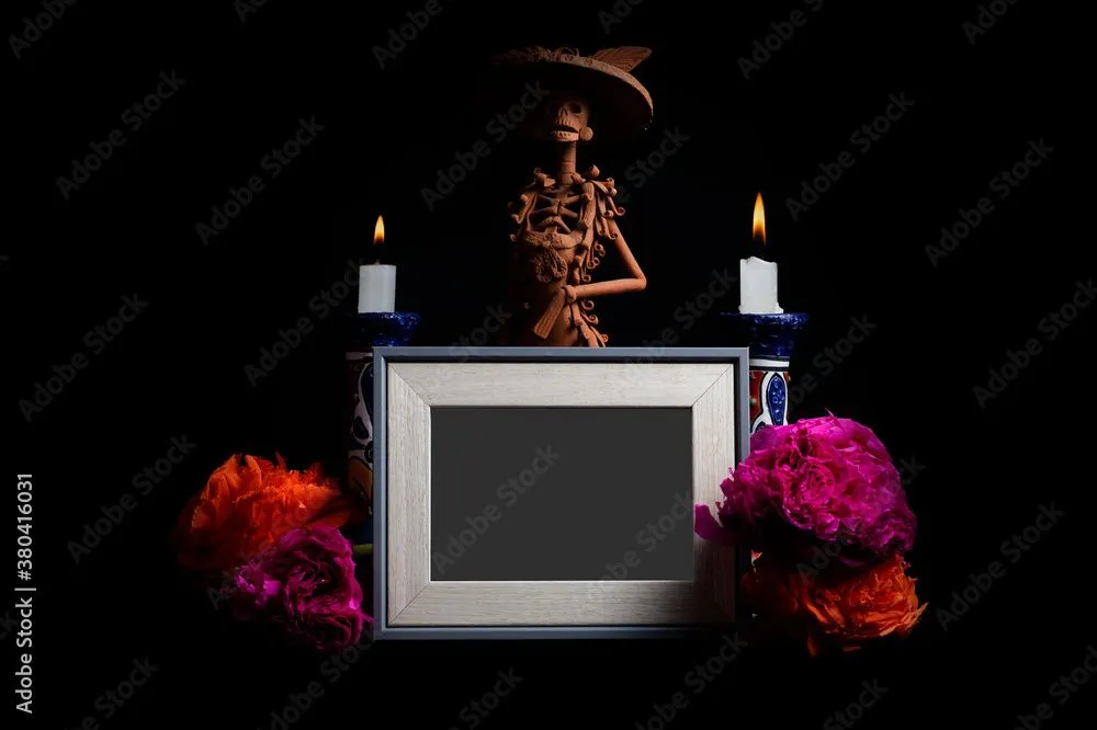 Dia de los muertos, Marco fotográfico para ofrenda de muertos con catrina / Mini altar for day of the dead foto de Stock | Adobe Stock Dia de los muertos, Marco fotográfico para ofrenda de muertos con catrina / Mini altar for day of the dead foto de Stock | Adobe Stock