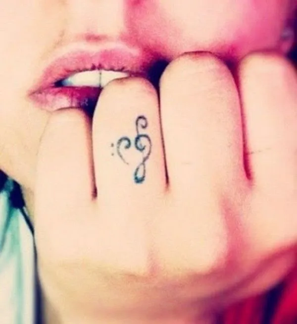 8. muestra de su amor por la música - 38 tatuajes de dedos pequeños…