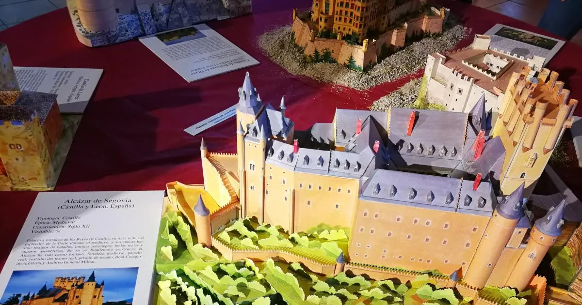Muestra de castillos recortables en la Ciudadela de Jaca
