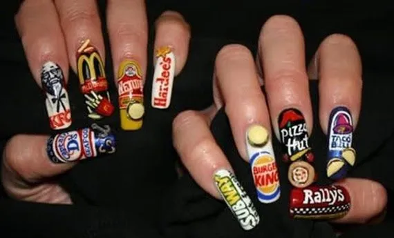 luna: Uñas ociosas, las mías son amarillas con caritas felices.