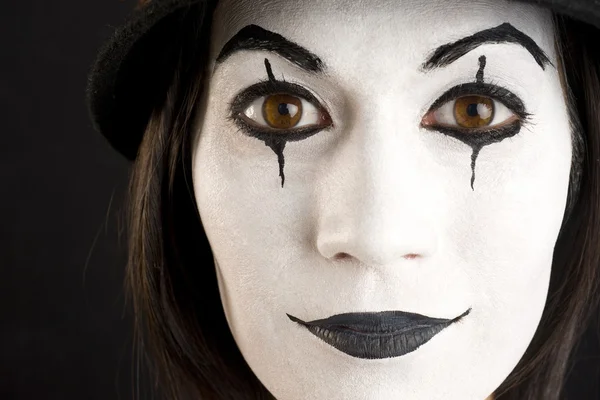 Mujer en cara blanca jugando un payaso o mimo — Foto stock ... Mujer en cara blanca jugando un payaso o mimo — Foto stock ...