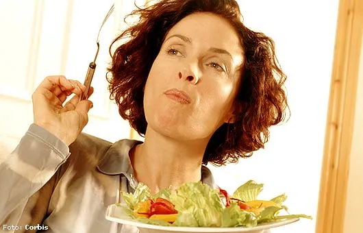 Mujer comiendo ensalada « Abajo el sobrepeso Mujer comiendo ensalada « Abajo el sobrepeso
