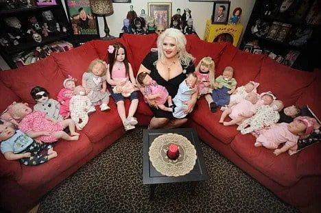 Mujer cuida de 500 muñecas diabólicas como si fueran bebés
