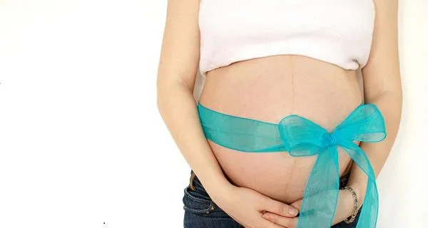 Una mujer iraquí está embarazada de 13 bebés - Bebé feliz