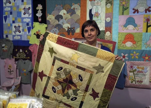 Una mujer muestra su trabajo de "patchwork" en "Creativa", feria ... Una mujer muestra su trabajo de "patchwork" en "Creativa", feria ...