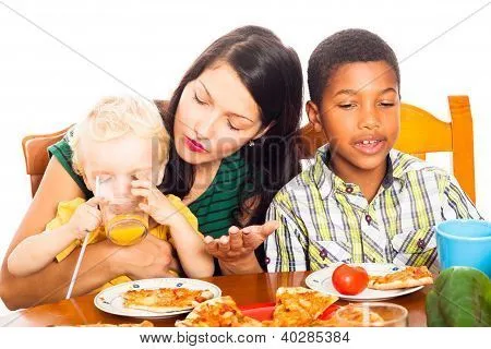 Mujer con niños almorzando Pizza Fotos stock e Imágenes stock ... Mujer con niños almorzando Pizza Fotos stock e Imágenes stock ...