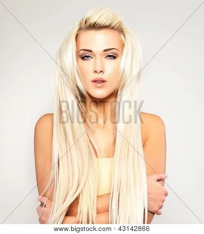Mujer rubia con el pelo largo y recto Fotos stock e Imágenes stock ...