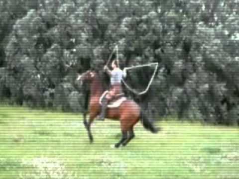 MUJER SALTA LA SOGA MONTANDO UN CABALLO!! - YouTube