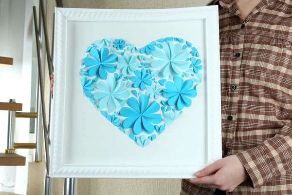 Mujer sosteniendo hermoso cuadro hecho a mano con corazón de ... Mujer sosteniendo hermoso cuadro hecho a mano con corazón de ...