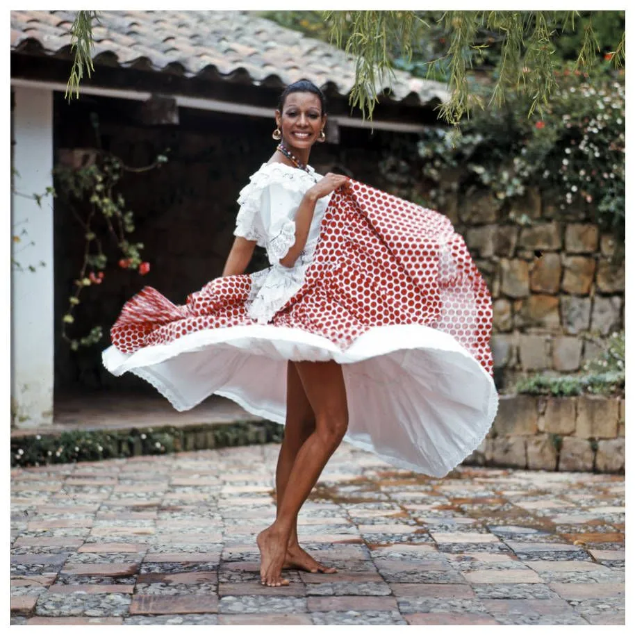 Mujer con traje típico del Chocó - Colección fotográfica - Hernán Díaz - Colecciones digitales - Biblioteca Virtual del Banco de la República Mujer con traje típico del Chocó - Colección fotográfica - Hernán Díaz - Colecciones digitales - Biblioteca Virtual del Banco de la República