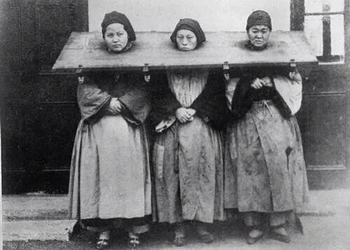 Tres mujeres culpadas de brujería. China, 1922. Tres mujeres culpadas de brujería. China, 1922.