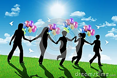 Mujeres felices que corren abajo de la colina con los globos coloridos Mujeres felices que corren abajo de la colina con los globos coloridos