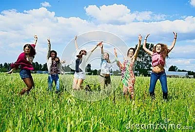 Mujeres jovenes que saltan con alegría.