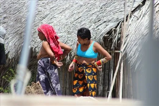 Mujeres Kuna Yala vistiéndose con sus trajes típicos ...