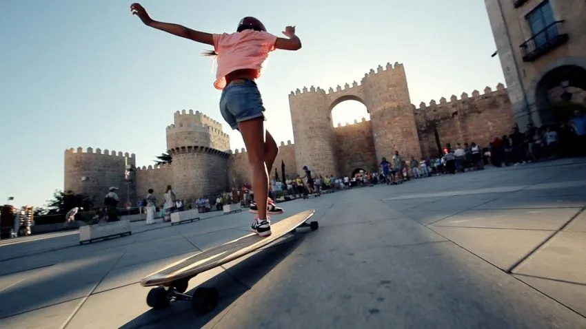 Mujeres con patinetas - Imagui