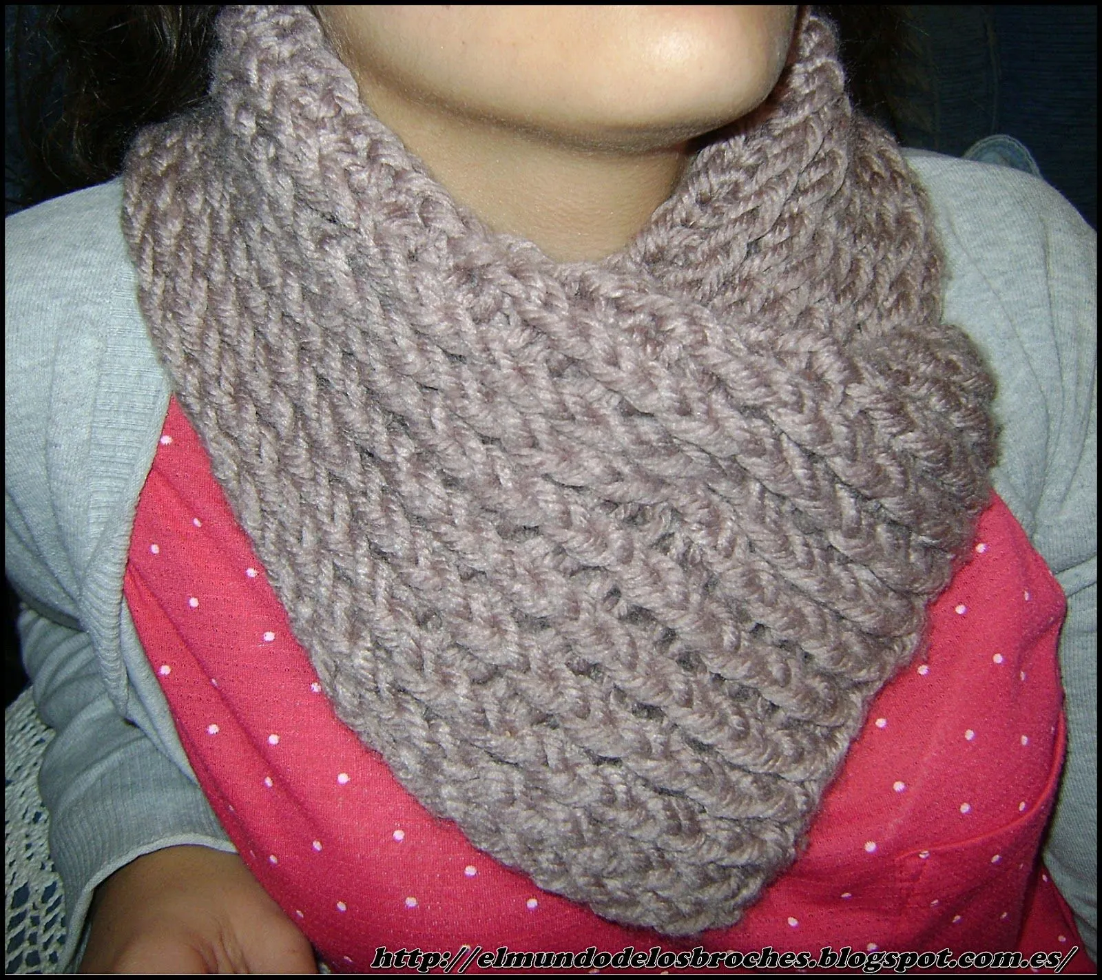 EL MUNDO DE LOS BROCHES: Bufanda corta de lana EL MUNDO DE LOS BROCHES: Bufanda corta de lana
