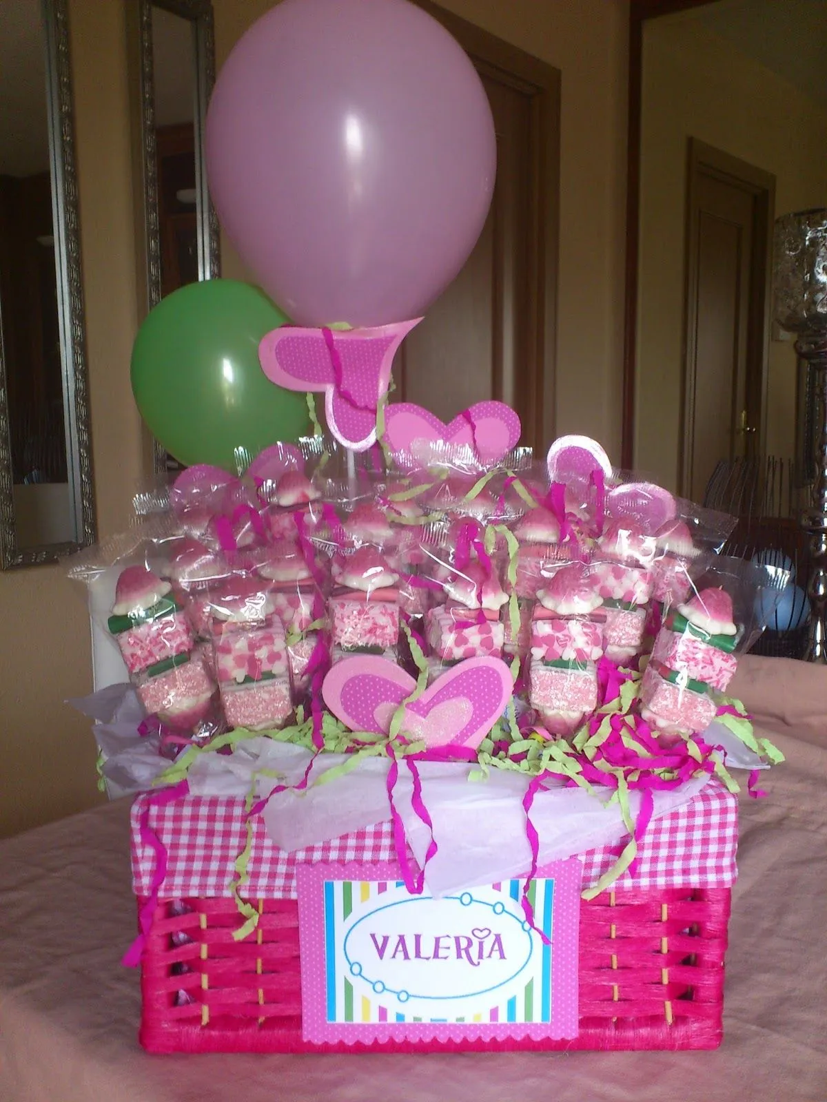 El mundo de Carely: Canasta con brochetas de chuches perzonalizada El mundo de Carely: Canasta con brochetas de chuches perzonalizada