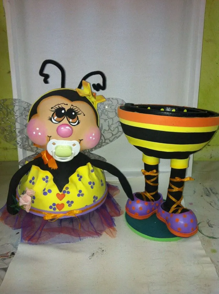El mundo en goma eva: Caja o dulcero en forma de abeja El mundo en goma eva: Caja o dulcero en forma de abeja