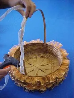 El Mundo Magico De Sirena: COMO DECORAR UNA CANASTA CON CINTA El Mundo Magico De Sirena: COMO DECORAR UNA CANASTA CON CINTA