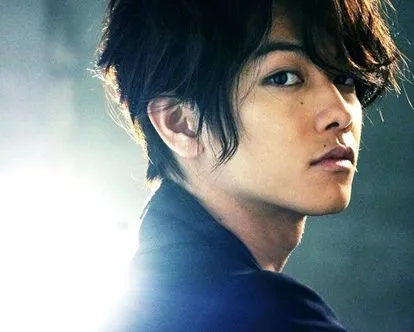 Mundo Otaku: Los 10 Famosos Japoneses más Guapos Mundo Otaku: Los 10 Famosos Japoneses más Guapos