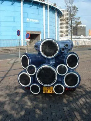Mundo Raro y Curioso: El auto DJ, con bocinas que parecen cohetes. Mundo Raro y Curioso: El auto DJ, con bocinas que parecen cohetes.