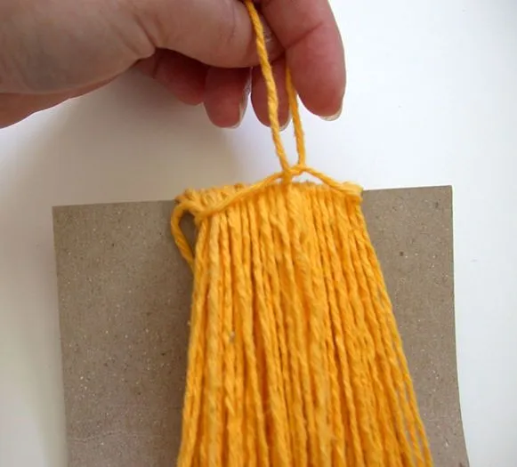 Cómo hacer una muñeca de hilo (estambre): 9 pasos Cómo hacer una muñeca de hilo (estambre): 9 pasos