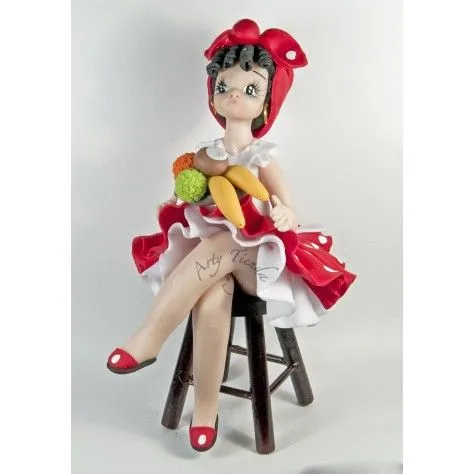 Muñeca palenquera sentada en butaca de madera en porcelanicron ...