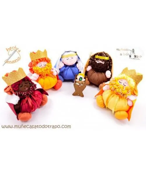 Muñecas Waldorf de trapo, cara bordada, en alegres colores y seguras. Muñecas Waldorf de trapo, cara bordada, en alegres colores y seguras.