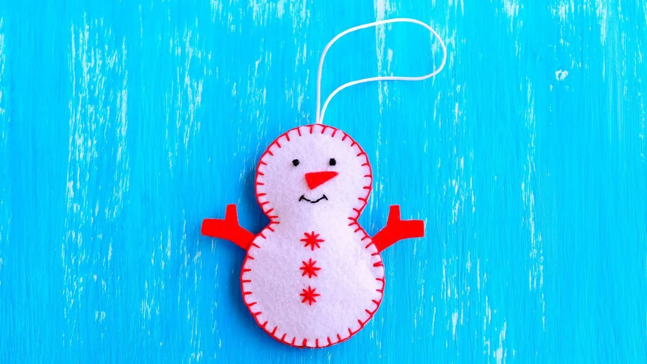 Cómo hacer un muñeco de nieve de fieltro para Navidad