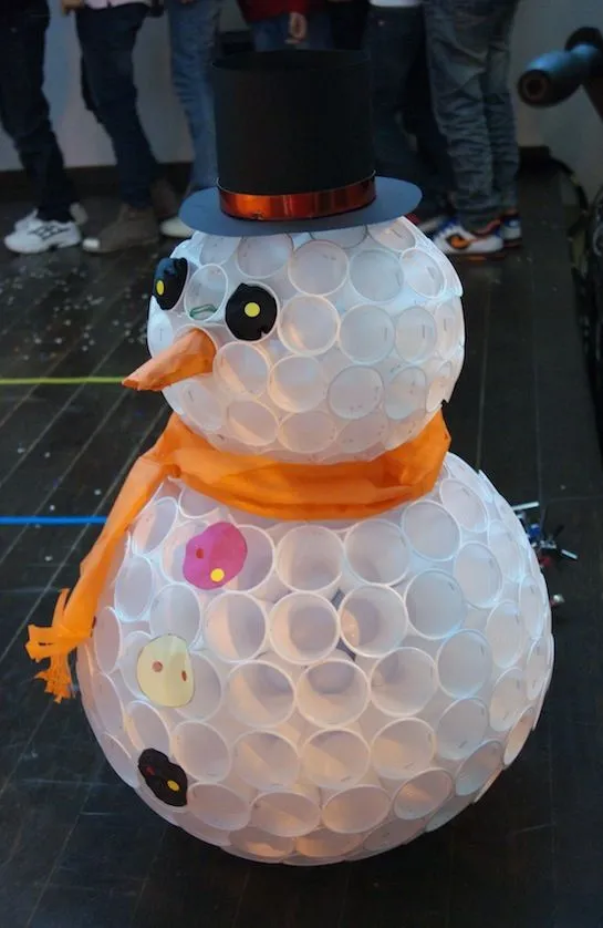 Muñeco de nieve navideño con vasos plásticos - Guía de MANUALIDADES