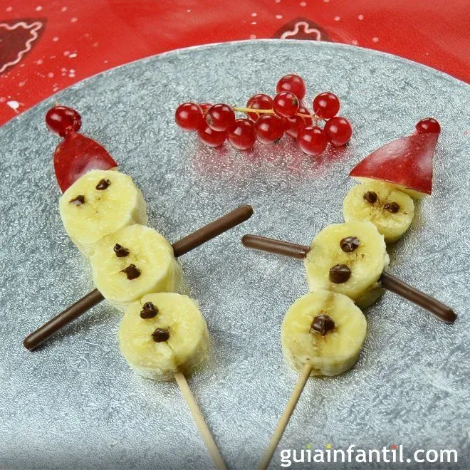 Muñeco de nieve con plátano. Postre de Navidad con frutas Muñeco de nieve con plátano. Postre de Navidad con frutas