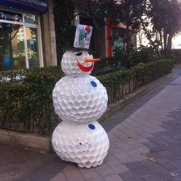 Muñeco de nieve hecho de vasos de plástico :O #snowman | Flickr ... Muñeco de nieve hecho de vasos de plástico :O #snowman | Flickr ...