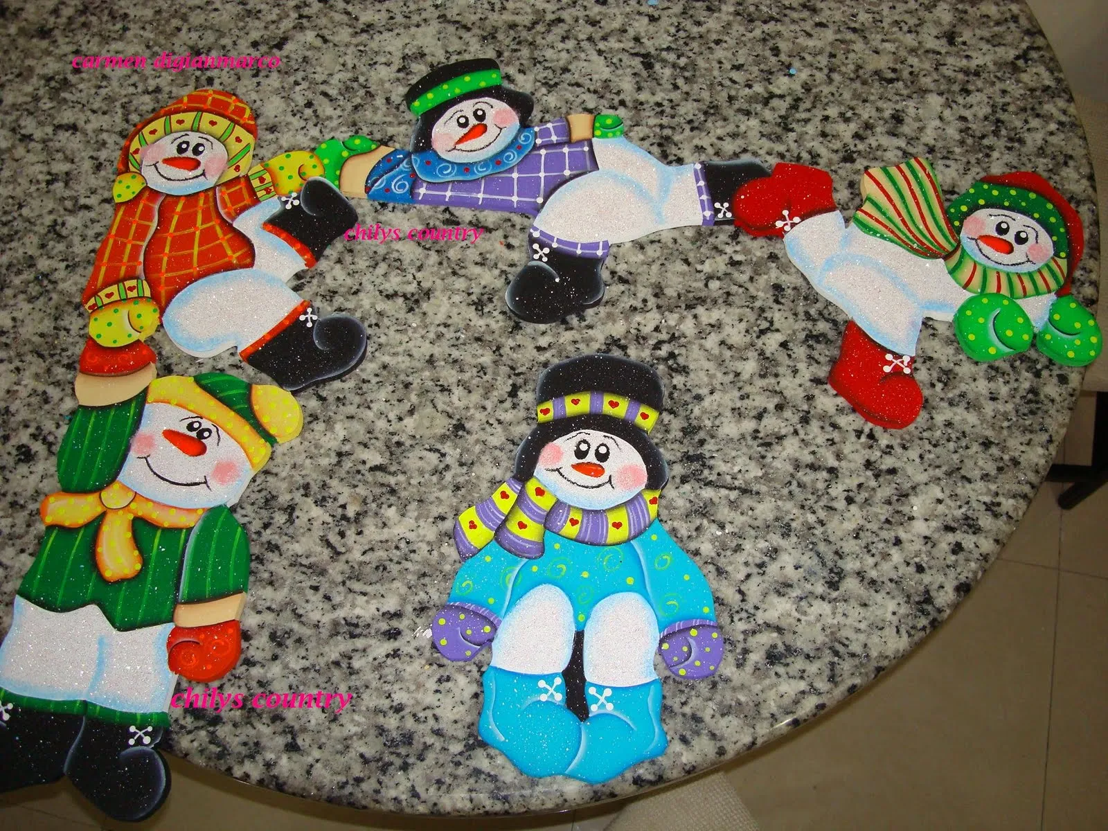 muñecos de nieve en madera