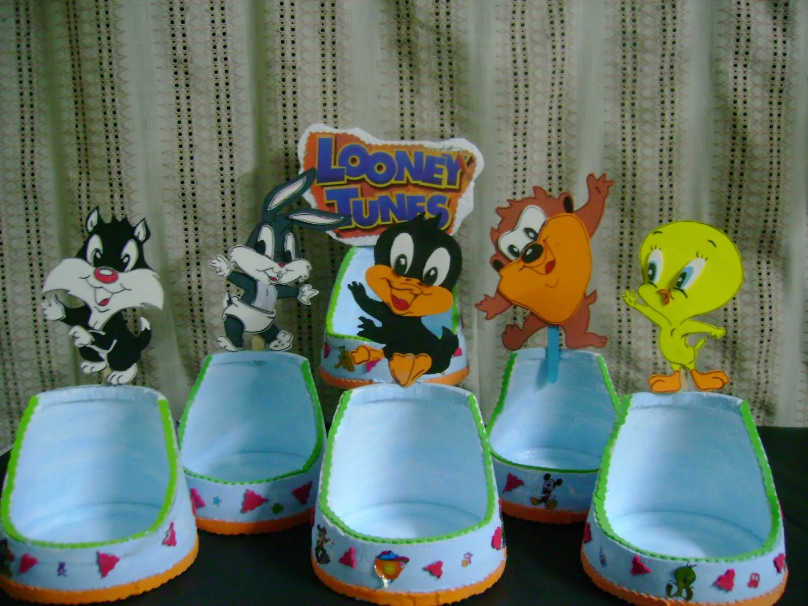 MURALES COTILLON Y PROYECTOS: carameleros LOONEY TUNES