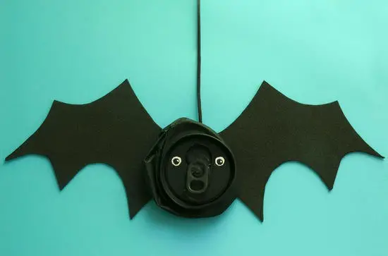 Murciélago de lata para Halloween - Manualidades Infantiles