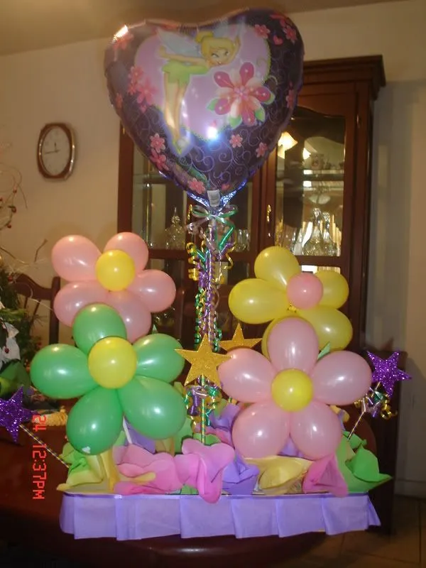 Centro De Mesa Con Flores Y Un Globo Con La Imagen De Tinkerbell ...