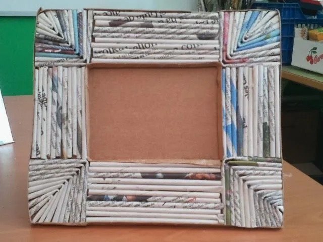MySelf Manualidades: Marcos de papel de periódico MySelf Manualidades: Marcos de papel de periódico