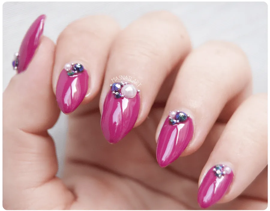 Más nail art.: NOTD: Uñas elegantes con cristales Swarovski y perlas.