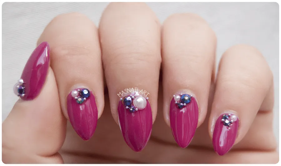 Más nail art.: NOTD: Uñas elegantes con cristales Swarovski y perlas.