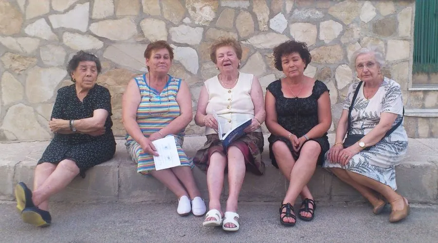 Naúfragos y Navegantes de Paz y Conflictos: MUJERES SENTADAS ... Naúfragos y Navegantes de Paz y Conflictos: MUJERES SENTADAS ...
