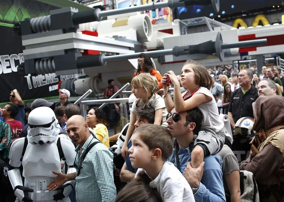 Nave de Luke Skywalker aterriza en Times Square - NM Actualidad Nave de Luke Skywalker aterriza en Times Square - NM Actualidad