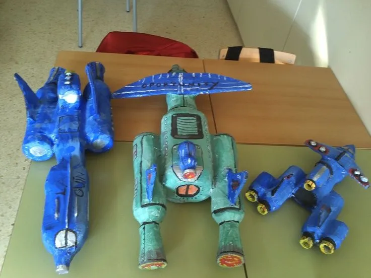 naves espaciales hechas con botellas de plástico y tiras de papel ...